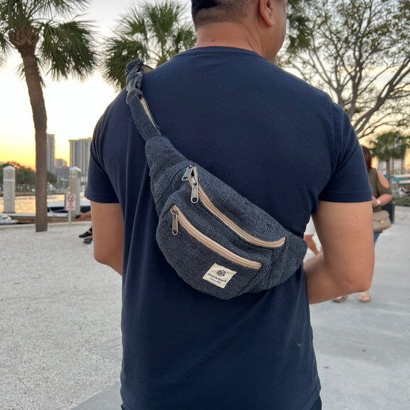 Sherpa Travel Fanny Pack Blue - Picture 4 of 10